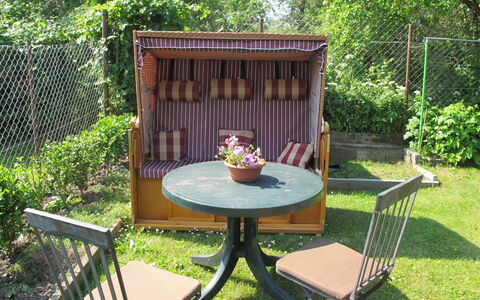 Brigitte: Pflanze, Möbel, Tabelle, Eigentum, Stuhl, Grün, Tisch Im Freien, Gartenmöbel, Holz, Gras