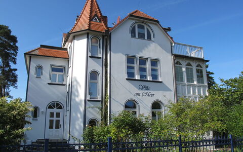 Villa am Meer: Himmel, Gebäude, Pflanze, Fenster, Baum, Zaun, Turm, Fassade, Wahrzeichen, Dach