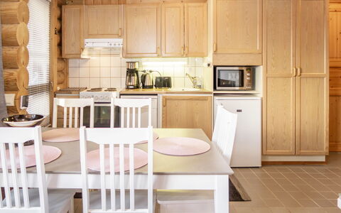 Rukan Roihu: Küche, Möbel, Küchengerät, Interior Design, Holz, Cabinetry, Flooring, Countertop, Major Appliance, Fussboden