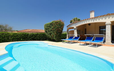 Costa Rei 659: Blau, Schwimmbad, Eigentum, Grundeigentum, Aqua, Resort, Azurblau, Gartenmöbel, Türkis, Schatten
