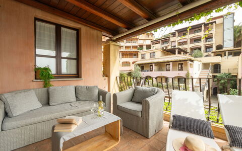 Rokkaria: Möbel, Eigentum, Pflanze, Couch, Blumentopf, Zimmerpflanze, Gebäude, Tabelle, Interior Design, Fenster