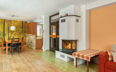 Desná V Jizerských Horách: Möbel, Tabelle, Pflanze, Holz, Feuerstelle, Orange, Interior Design, Zimmerpflanze, Flooring, Wohnzimmer