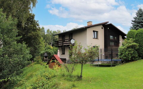 Desná V Jizerských Horách: Himmel, Wolke, Pflanze, Gebäude, Fenster, Baum, Haus, Natürliche Landschaft, Grundstueck, Gras