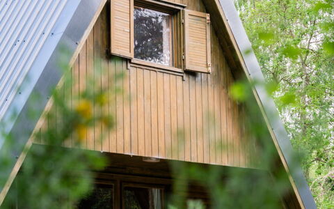 Rowan Cottage: Pflanze, Fenster, Holz, Botanik, Baum, Vegetation, Gelb, Gras, Biome, Ländliches Gebiet