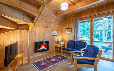 Rowan Cottage: Möbel, Eigentum, Holz, Couch, Interior Design, Fussboden, Stuhl, Flooring, Gebäude, Baum