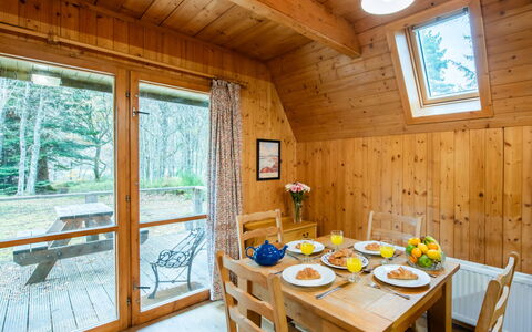 Rowan Cottage: Tabelle, Eigentum, Möbel, Fenster, Essen, Gebäude, Holz, Interior Design, Beleuchtung, Geschirr
