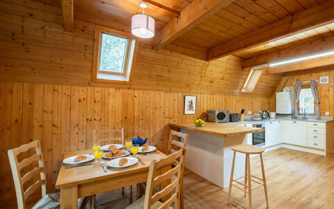 Rowan Cottage: Tabelle, Möbel, Eigentum, Holz, Stuhl, Interior Design, Flooring, Fussboden, Fenster, Hartholz