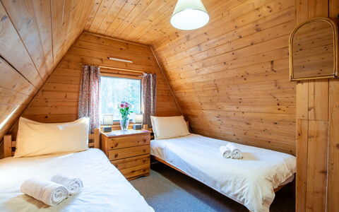 Rowan Cottage: Möbel, Eigentum, Komfort, Fenster, Holz, Gebäude, Bett, Interior Design, Fussboden, Bettrahmen