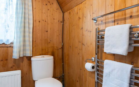 Rowan Cottage: Eigentum, Toilette, Badezimmer, Holz, Armatur, Toilleten Sitz, Flooring, Fussboden, Linie