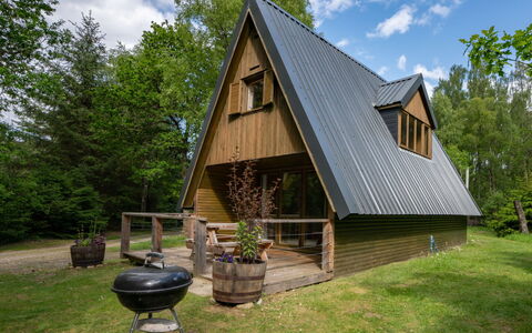 Rowan Cottage: Wolke, Pflanze, Himmel, Gebäude, Baum, Grundstueck, Haus, Holz, Gras, Hütte