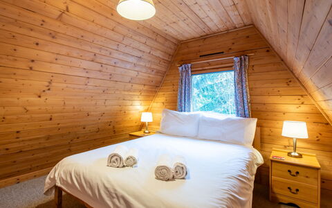 Rowan Cottage: Möbel, Eigentum, Komfort, Licht, Fenster, Holz, Beleuchtung, Bett, Gebäude, Interior Design