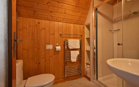 Birchwood Cottage: Eigentum, Armatur, Sinken, Zapfhahn, Badezimmer, Holz, Duschkopf, Interior Design, Toilette