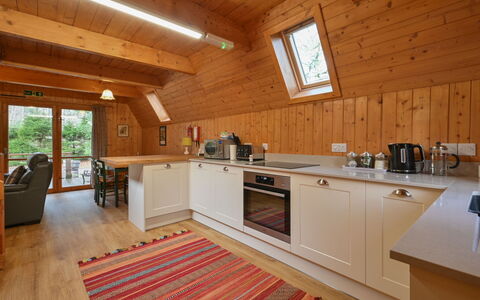 Birchwood Cottage: Cabinetry, Countertop, Möbel, Holz, Küche, Beleuchtung, Interior Design, Flooring, Herd, Fussboden