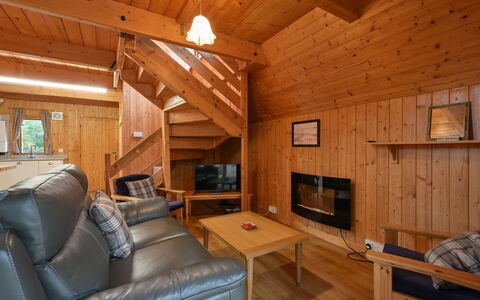 Birchwood Cottage: Eigentum, Möbel, Couch, Tabelle, Holz, Interior Design, Beleuchtung, Gebäude, Wohnzimmer, Strahl