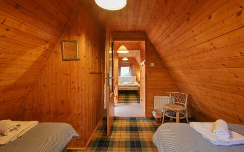 Birchwood Cottage: Möbel, Eigentum, Holz, Interior Design, Die Architektur, Gebäude, Komfort, Tönungen Und Schatten, Flooring, Hartholz