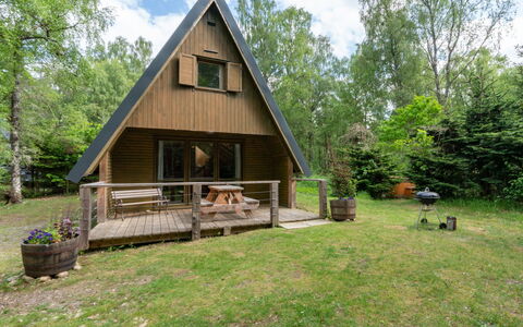 Birchwood Cottage: Pflanze, Wolke, Himmel, Gebäude, Baum, Grundstueck, Natürliche Landschaft, Holz, Haus, Gras