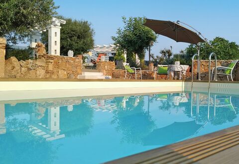 Villa Giunone: Schwimmbad, Eigentum, Wasser, Grundeigentum, Regenschirm, Azurblau, Aqua, Reflexion, Resort, Schatten