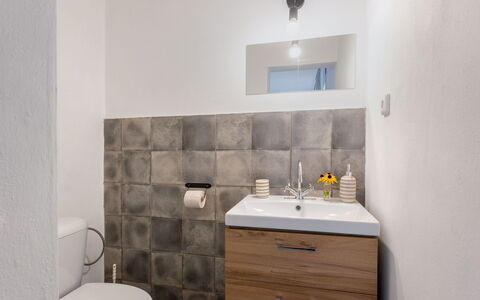 Brníčko: Zapfhahn, Spiegel, Armatur, Bad Sink, Badezimmerschrank, Sinken, Eigentum, Cabinetry, Badezimmer, Lila