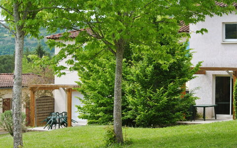 Cajarc 603: Pflanze, Fenster, Gebäude, Grün, Ast, Baum, Schatten, Grundstueck, Gras, Kofferraum