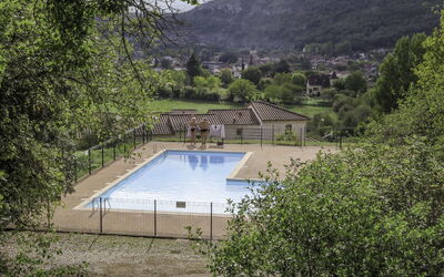 Cajarc 603: Wasser, Schwimmbad, Pflanze, Baum, Himmel, Schatten, Verbundwerkstoff, Freizeit, Landschaft, Berg