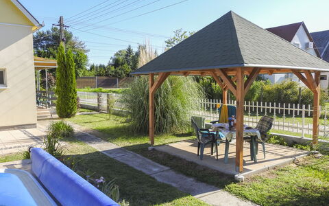 Sunny Day: Dach, Garten, Schatten, Hütte, Outdoor Struktur, Rasen, Hinterhof, Landscaping, Garten, Gazebo