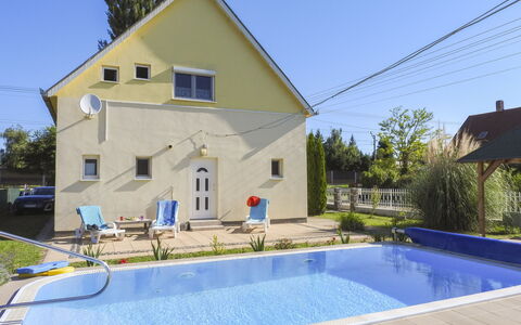 Sunny Day: Schwimmbad, Wohngebiet, Haus, Resort, Menschliche Siedlung, Hütte, Freizeit, Estate, Villa, Hinterhof