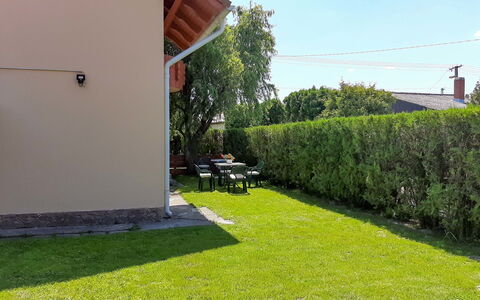 Renata: Pflanze, Eigentum, Himmel, Gebäude, Baum, Die Architektur, Grundstueck, Vegetation, Schatten, Gras