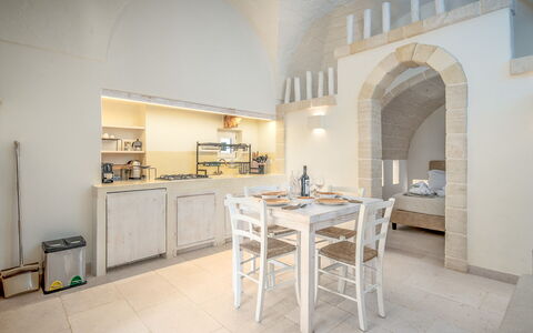 La Torretta - Corte dei Messapi: Möbel, Tabelle, Cabinetry, Countertop, Küche, Holz, Gebäude, Stuhl, Haus, Interior Design