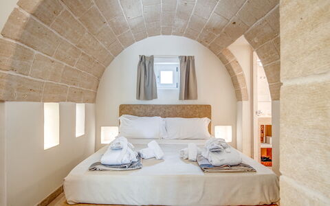 La Torretta - Corte dei Messapi: Möbel, Eigentum, Gebäude, Komfort, Holz, Bettrahmen, Kissen, Interior Design, Fussboden