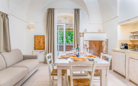 La Torretta - Corte dei Messapi: Tabelle, Möbel, Eigentum, Cabinetry, Stuhl, Countertop, Azurblau, Holz, Gebäude, Interior Design