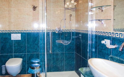 Marina 812.2: Armatur, Eigentum, Duschkopf, Badezimmer, Zapfhahn, Blau, Lila, Azurblau, Toilette, Dusche