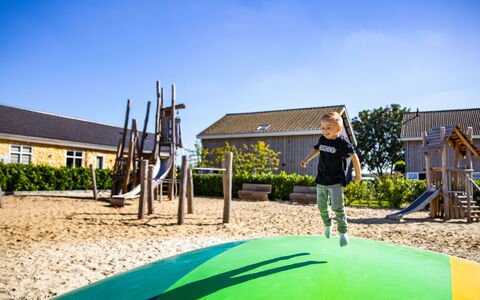 Green Resort Mooi Bemelen: Himmel, Pflanze, Azurblau, Schatten, Sonnenlicht, Gras, Haus, Landschaft, Freizeit, Spass