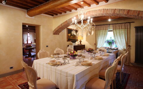 Villa Rossa: Tischdecke, Beleuchtung, Zimmer, Interior Design, Textil, Möbel, Tabelle, Decke, Light Fixture, Interior Design