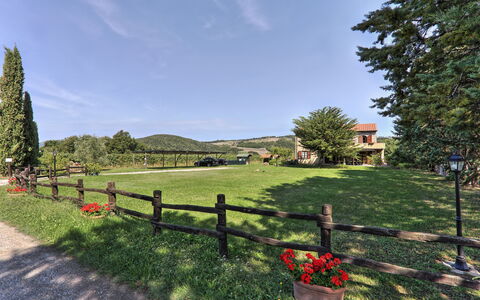 Agriturismo Le Selvole: Himmel, Pflanze, Wolke, Baum, Zaun, Botanik, Natürliche Landschaft, Grundstueck, Vegetation, Gras