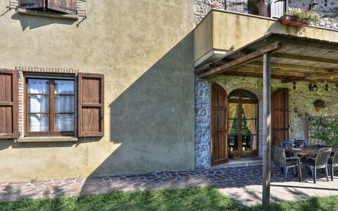 Agriturismo Le Selvole: Pflanze, Fenster, Eigentum, Gebäude, Die Architektur, Holz, Nachbarschaft, Wand, Hütte, Veranda