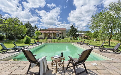 Agriturismo Le Selvole: Wolke, Wasser, Himmel, Möbel, Schwimmbad, Pflanze, Natur, Baum, Tabelle, Schatten