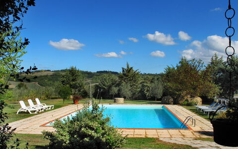 Agriturismo Le Selvole: Wolke, Himmel, Wasser, Pflanze, Daytime, Schwimmbad, Natur, Azurblau, Schatten, Botanik