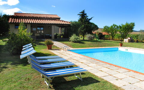Agriturismo Le Selvole: Himmel, Pflanze, Wasser, Gebäude, Natur, Wolke, Azurblau, Baum, Schwimmbad, Schatten