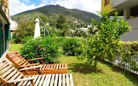 Mario - Levanto: Möbel, Gartenmöbel, Garten, Tisch Im Freien, Schatten, Stuhl, Eco Hotel, Rasen, Garten, Hinterhof