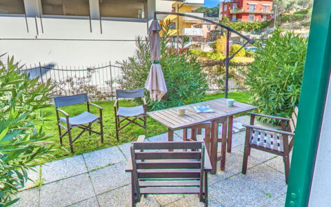 Mario - Levanto: Balkon, Wohnung, Stuhl, Gartenmöbel, Schatten, Eco Hotel, Tisch Im Freien, Veranda, Garten, Küche & Esszimmer Tisch