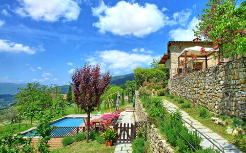 Villa Ancora: Wolke, Pflanze, Himmel, Gebäude, Natürliche Landschaft, Baum, Haus, Vegetation, Biome, Urban Design
