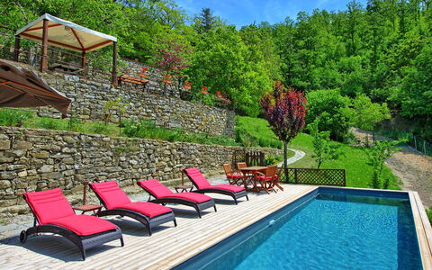 Villa Ancora: Wasser, Pflanze, Eigentum, Himmel, Grün, Natur, Schwimmbad, Baum, Gartenmöbel, Freizeit