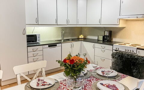 Iso-Karpalo a: Küche, Küchengerät, Möbel, Major Appliance, Countertop, Cabinetry, Interior Design, Flooring, Herd, Beleuchtung