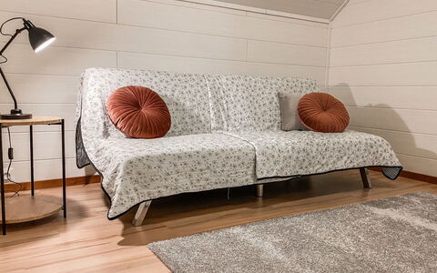 Iso-Karpalo a: Möbel, Couch, Textil, Wohnzimmer, Linens, Komfort, Kissen, Dekokissen, Holzboden
