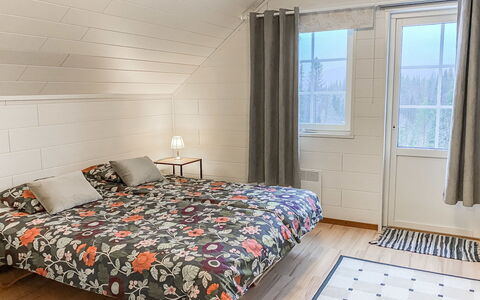 Iso-Karpalo a: Flooring, Fussboden, Interior Design, Holz, Schlafzimmer, Decke, Linens, Textil, Bettdecke, Bett