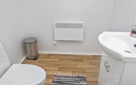 Iso-Karpalo a: Toilleten Sitz, Flooring, Armatur, Fussboden, Badezimmer, Toilette, Interior Design, Installation, Sinken, Zapfhahn