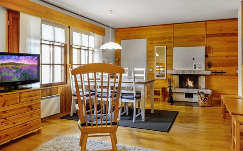 Saariseläntie 8 F 6: Möbel, Interior Design, Flooring, Holz, Fussboden, Decke, Zimmer, Stuhl, Wohnzimmer, Tabelle