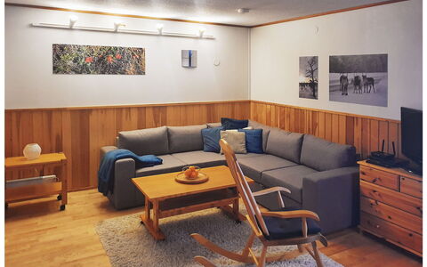 Saariseläntie 8 F 6: Möbel, Flooring, Interior Design, Couch, Holz, Fussboden, Wohnzimmer, Holzboden, Beleuchtung, Zimmer