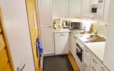 Saariseläntie 8 F 6: Küche, Flooring, Küchengerät, Major Appliance, Countertop, Interior Design, Holz, Cabinetry, Fussboden, Möbel