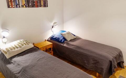 Saariseläntie 8 F 6: Bett, Fussboden, Möbel, Schlafzimmer, Flooring, Wand, Holz, Bettdecke, Interior Design, Bedding